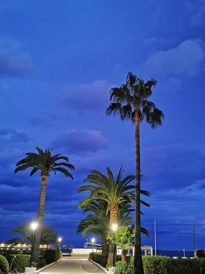 אלתיאה Happy Beachfront Apartment מראה חיצוני תמונה